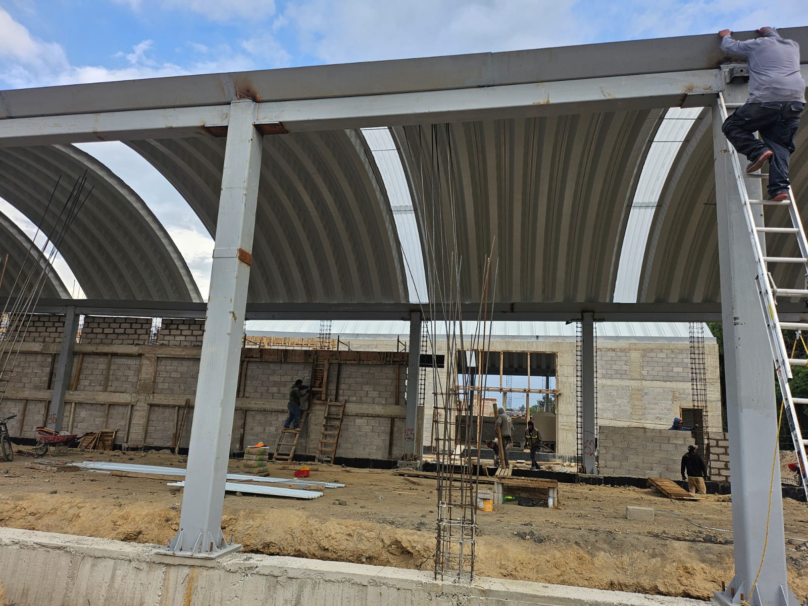 Cubierta terminada de la cancha deportiva en Pachuca, Hidalgo