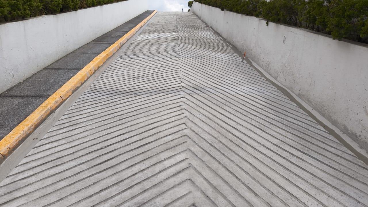 Rampa vehicular de concreto estampado en el Aeropuerto de Toluca