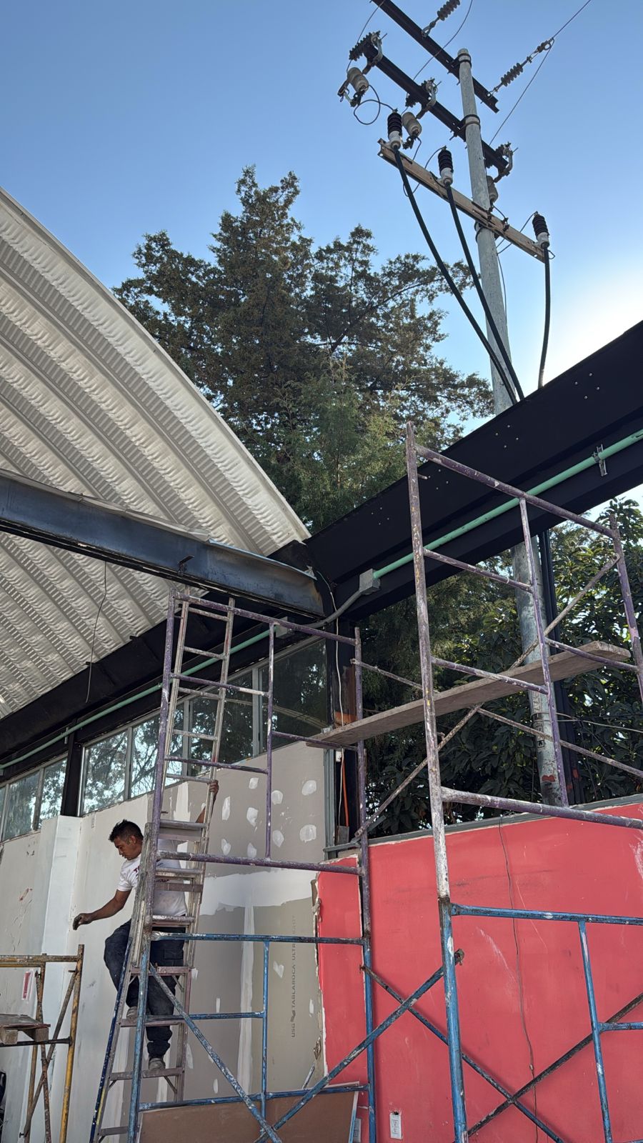 Montaje de estructura metálica para nueva área techada en Ciudad de México