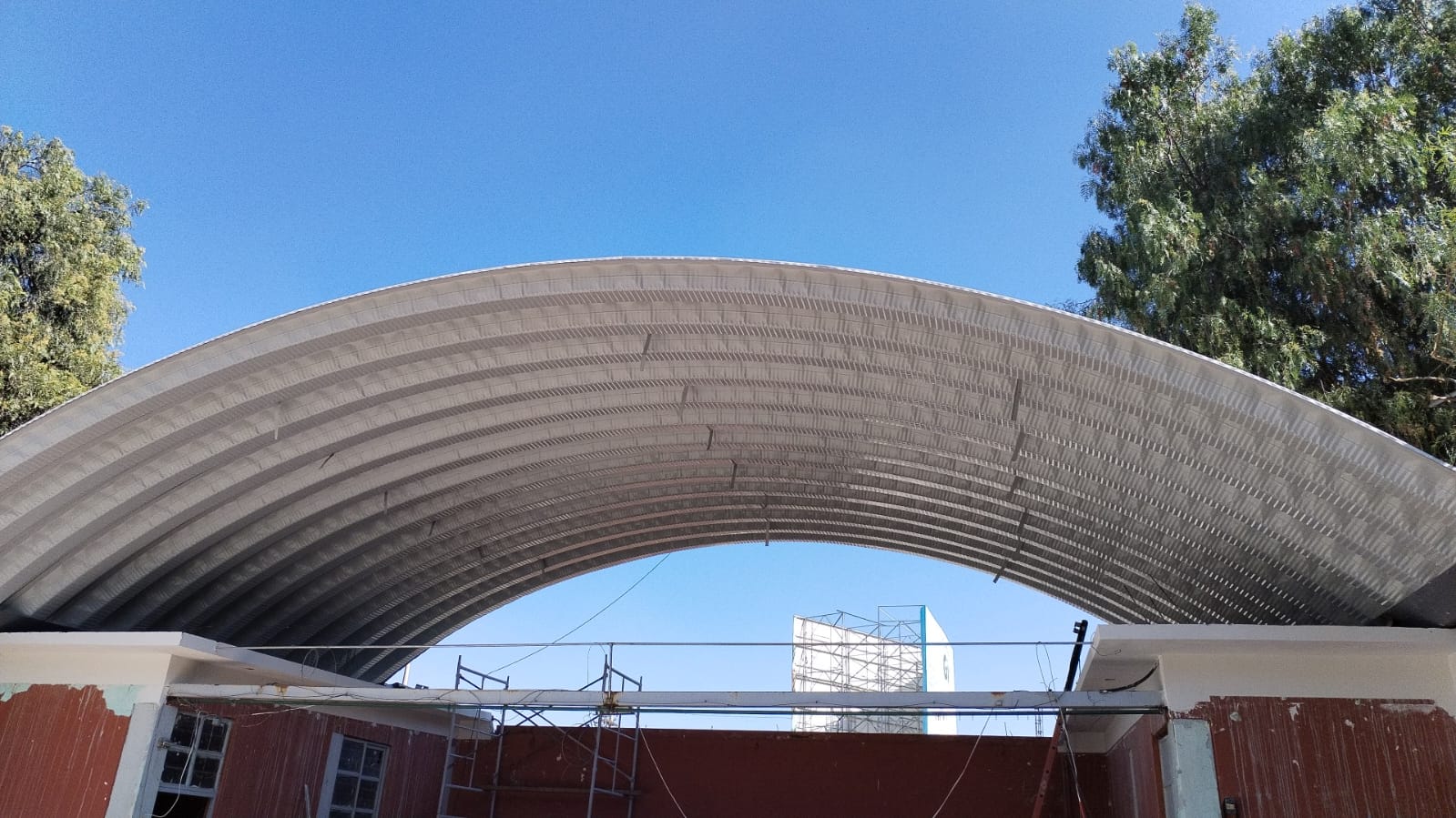 Arcotecho sobre el patio de una escuela en Ecatepec