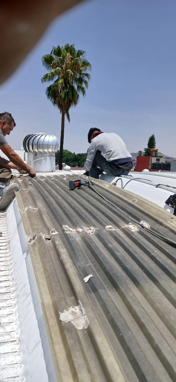 Instalación de extractores eólicos en techumbre de lámina
