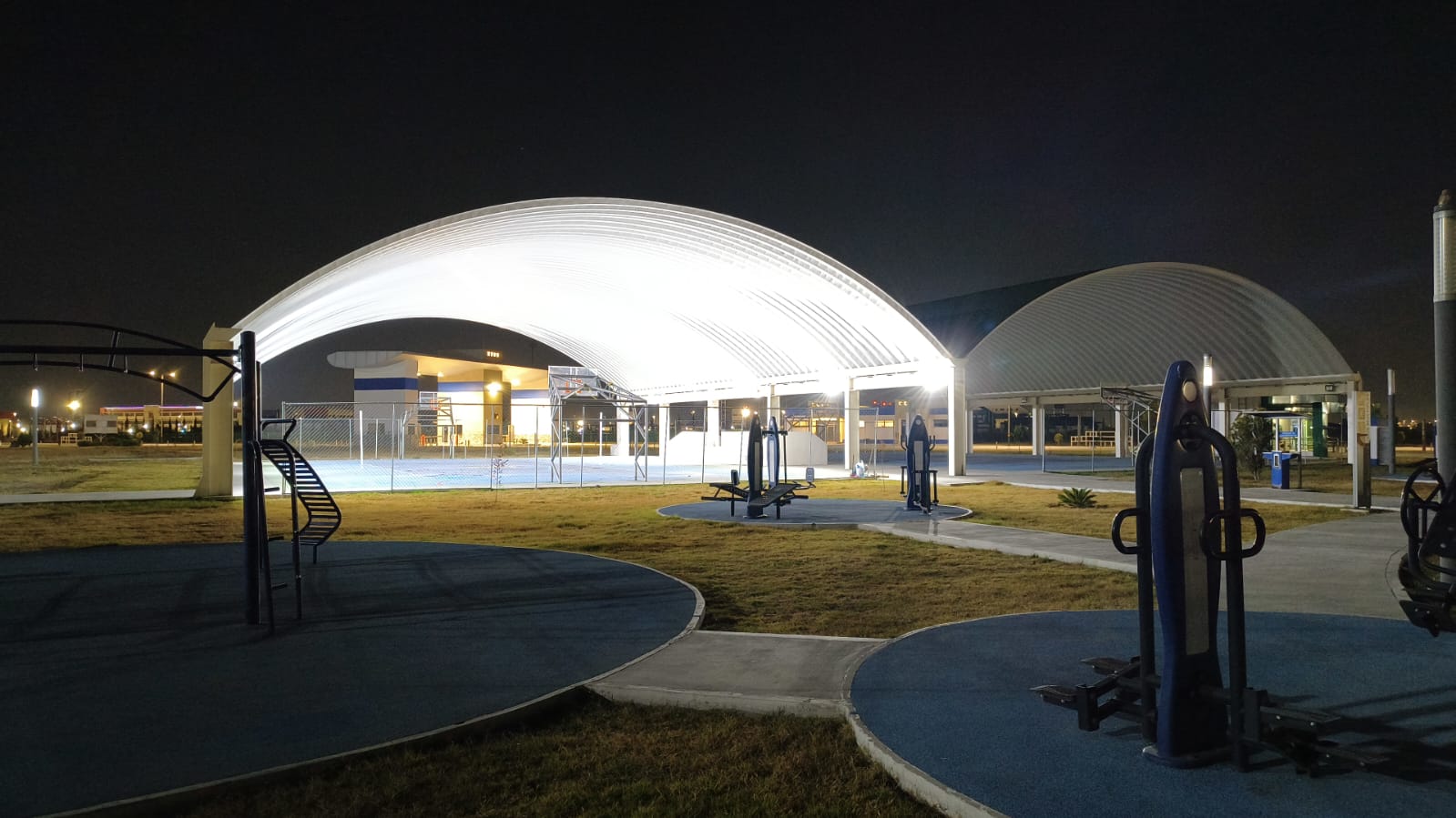 Vista nocturna — Canchas deportivas AIFA