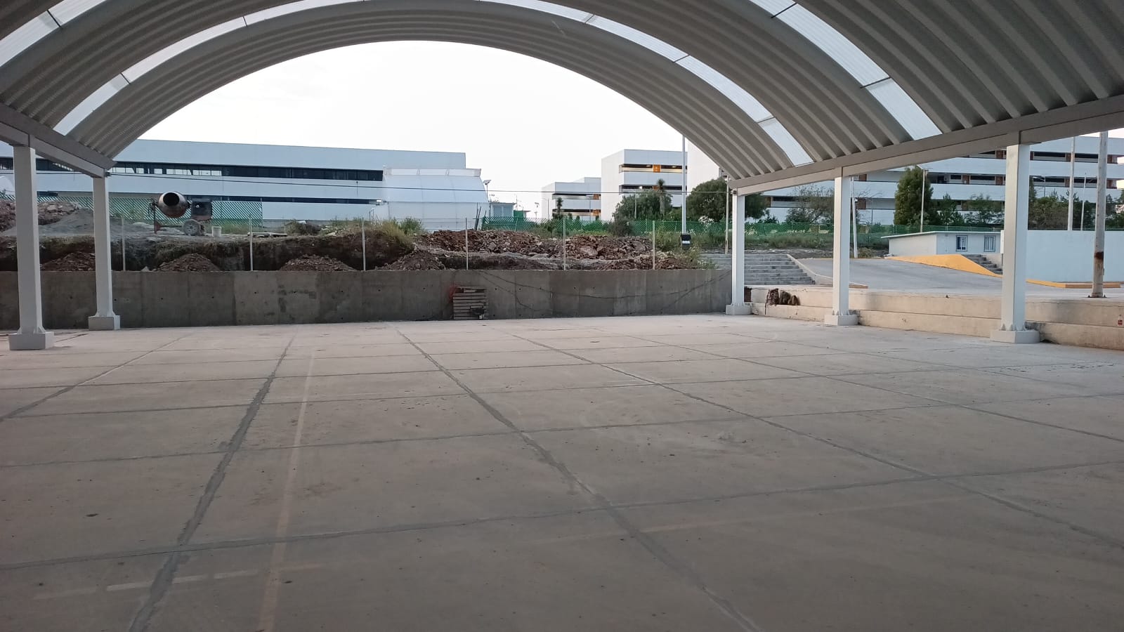 Arcotecho terminado sobre piso de concreto